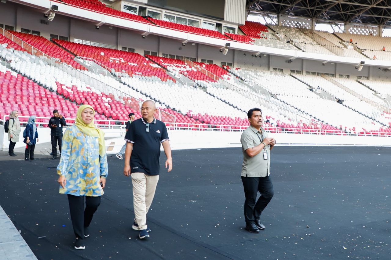 Ketua Umum PP Muslimat NU Khofifah Indar Parawansa bersama panitia secara langsung mengecek kebersihan di sekitar arena Stadion GBK.SP/AIN