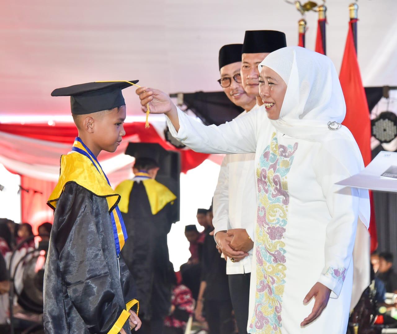 Prosesi Wisuda Tahfidz Al-Qur’an Gerakan Lamongan Menghafal (GLM) Tahun 2024 di Alun-Alun Kabupaten Lamongan, Senin (22/1).