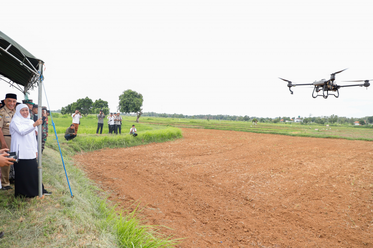 Gubernur Jatim Khofifah Indar Parawansa telah menanam kedelai menggunakan drone di lahan seluas 3,5 hektar di Desa Dlemer, Kecamatan Arosbaya, Kabupaten Bangkalan.SP/Pemprov Jatim