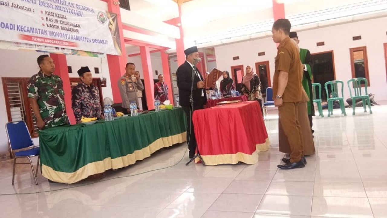 Kepala Desa Mulyodadi Slamet Priyanto, SH, saat melantik dan mengambil sumpah jabatan tiga perangkat desa baru. SP/JUM