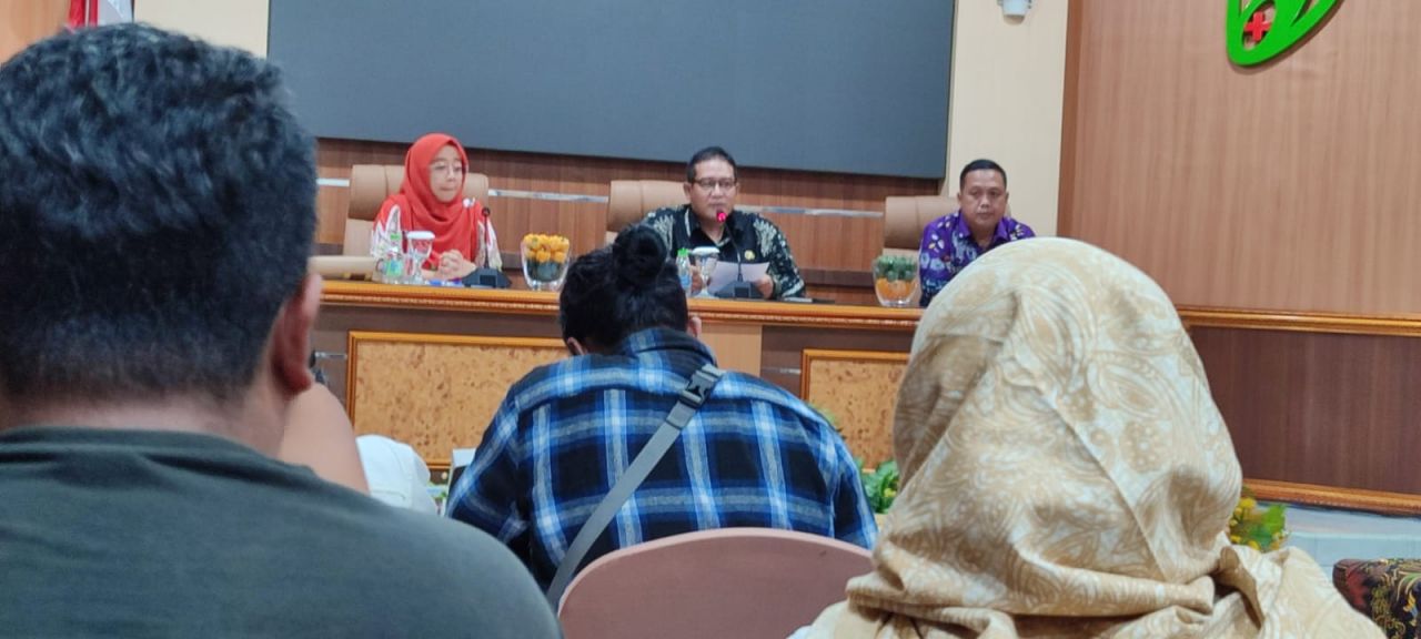 Plt Kepala Dinas Kesehatan Jombang, Syaiful Anwar (tengah). SP/Sarep