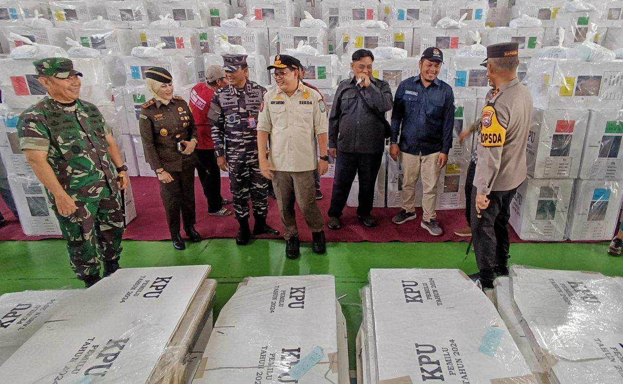 Plh Gubernur Jatim Adhy Karyono bersama Forkopimda dan KPU Jatim meninjau persiapan distribusi logistik pemilu 2024 Gelora Pancasila Surabaya. Selasa. (13/2/2024). Sp/Arlana