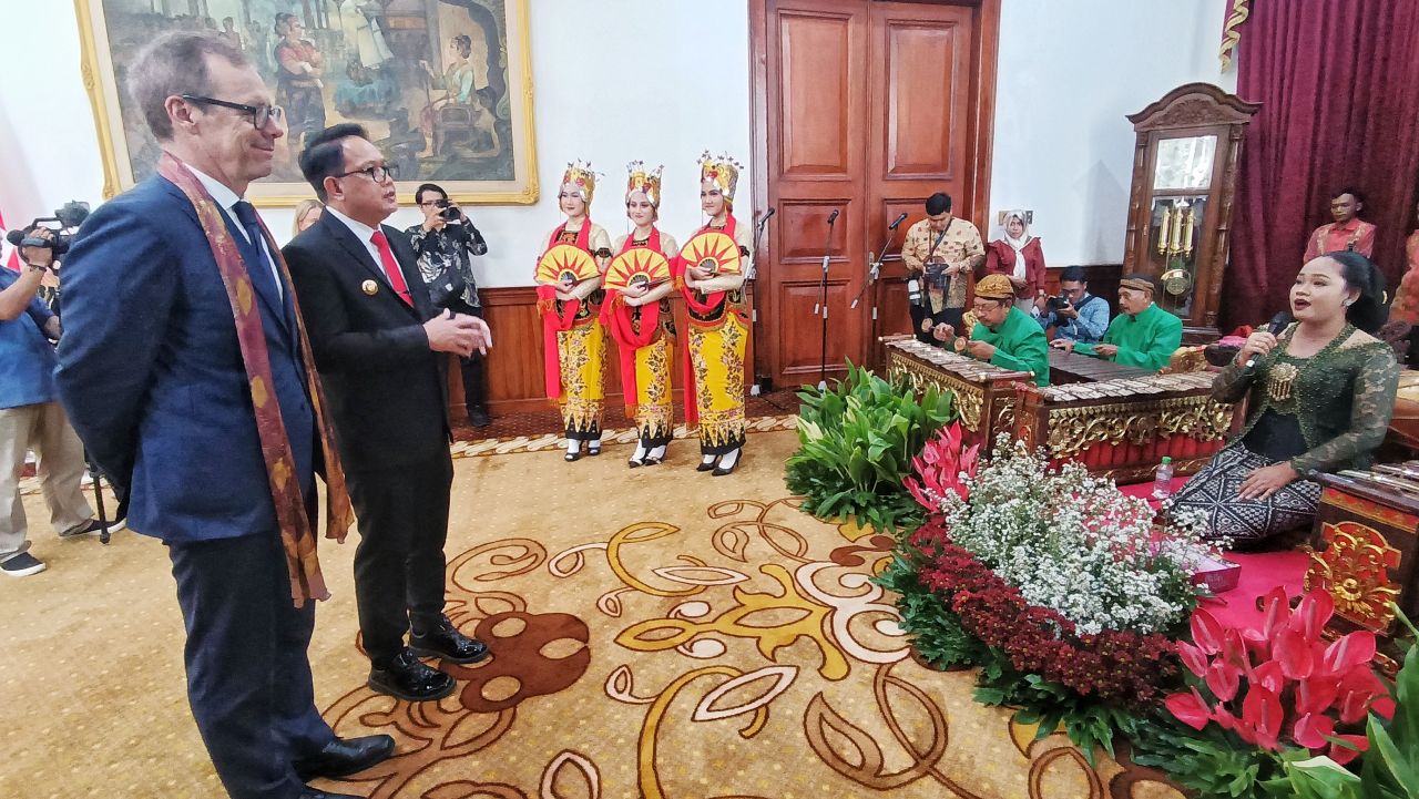 PJ Gubernur Jawa Timur Adhy Karyono bersama Duta Besar Swiss Olivier Zehnder, di Gedung Negara Grahadi, Surabaya, Kamis (22/2/2024). Sp/Arlana