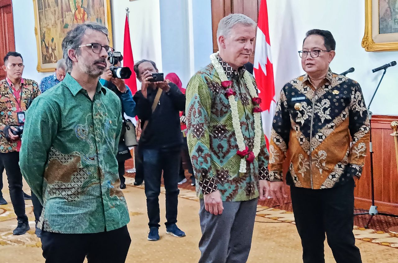 PJ Gubernur Jatim, Adhy Karyono (kanan) bersama Dubes Canada untuk Indonesia dan Timor Leste di Gedung Negara Grahadi, Surabaya Senin (26/2/2024). Sp/Arlana