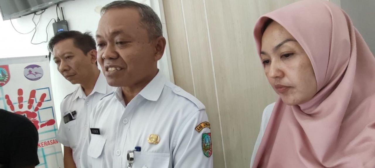 Kepala Dinas Pendidikan dan Kebudayaan Kabupaten Jombang, Senen usai memediasi kasus pelajar yang retina matanya rusak terkena lemparan kayu temannya.  SP/Sarep