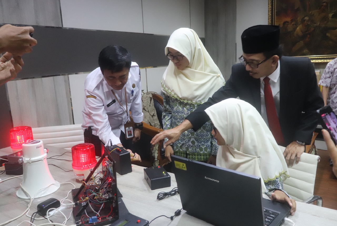 Wakil Ketua DPRD Surabaya AH Thony saat menerima Adita Zahrah dan Vanesa Dewi Saraswati, bocah SMPN 52 Surabaya pembuat alat pendeteksi kebakaran di kantor DPRD Surabaya. SP/ Al Qomaruddin