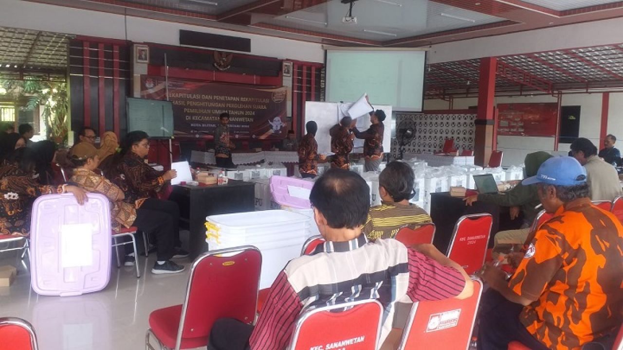 Petugas PPK lakukan perhitungan Rekapitulasi Surat Suara. SP/Lestariono