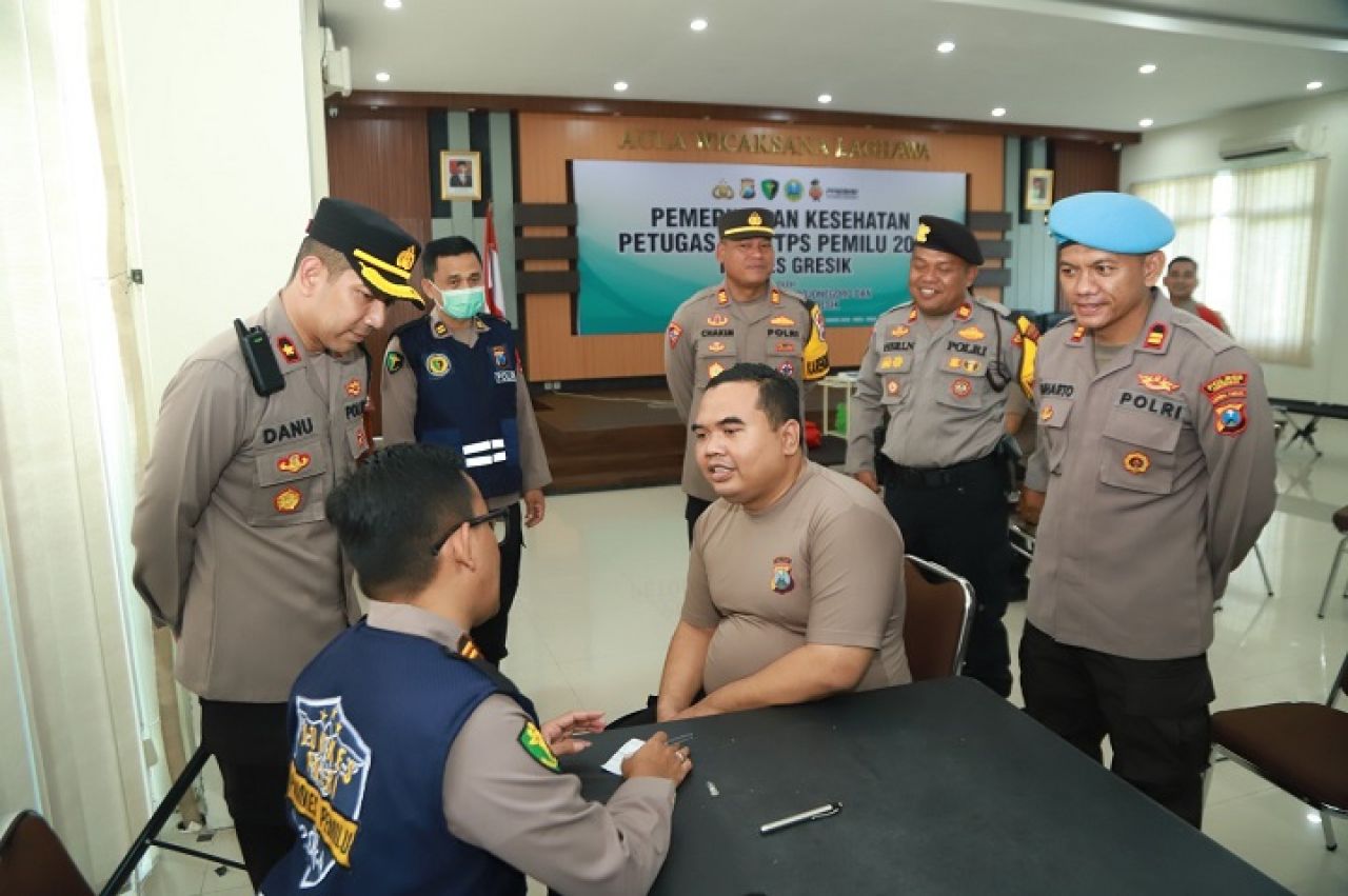 Wakapolres Gresik Kompol Danu Anindhita Kuncoro Putro didampingi beberapa PJU saat melihat langsung proses pemeriksaan kesehatan anggota jelang pengamanan tempat pemungutan suara (TPS). SP/Grs