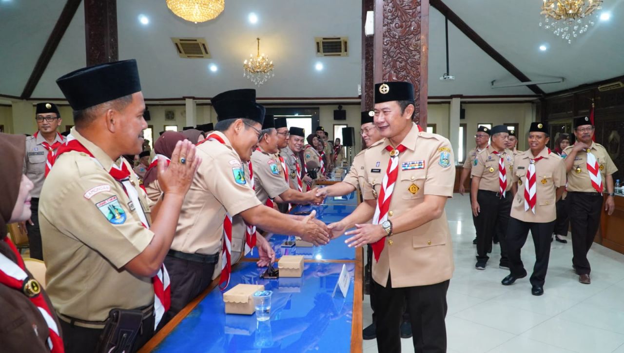 Bupati Yuhronur Efendi saat menyalami peserta raker. SP/MUHAJIRIN