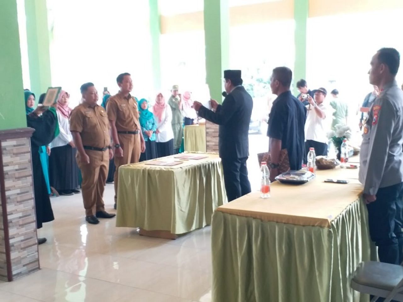 Kepala Desa Wonokalang, Sujarwoto, SH saat melantik dan mengambil sumpah  jabatan dua perangkat desa baru, di pendopo kantor desa wonokalang. SP/JUM