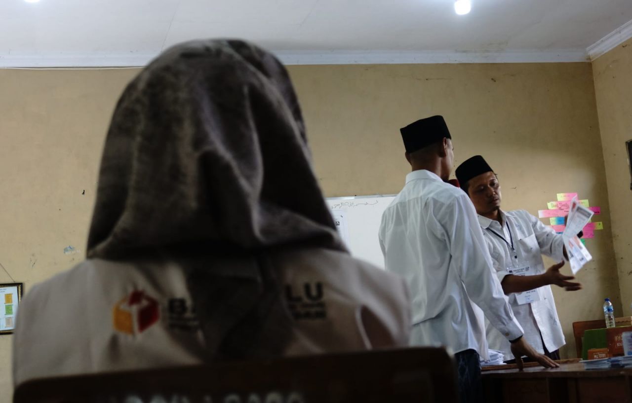 Anggota Bawaslu mengawasi proses perhitungan suara Pemilu 2024