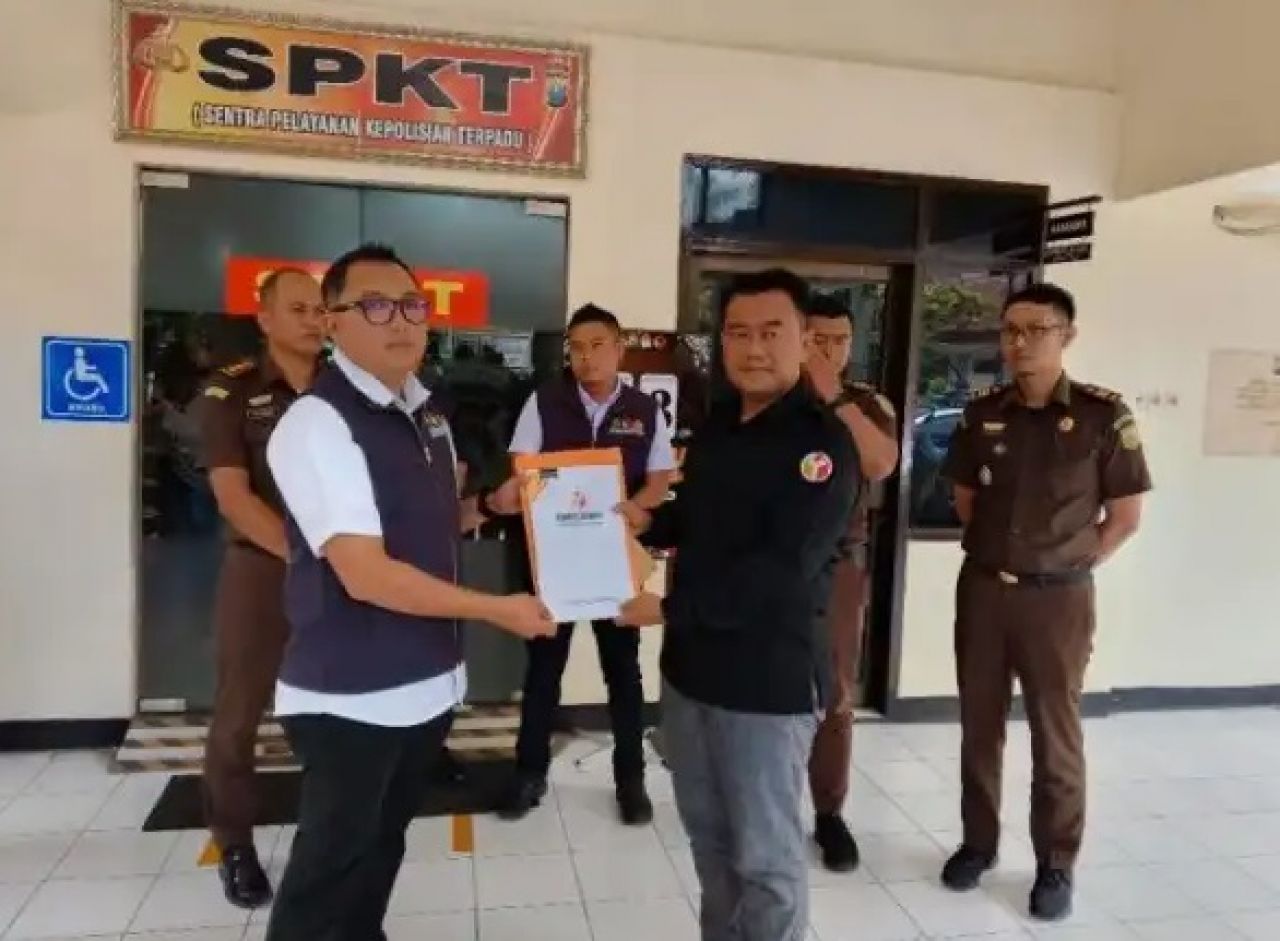 Kasatreskrim Polres Malang AKP Gandha Syah Hidayat (kiri) saat menerima berkas pelimpahan laporan pembakaran bendera PDIP yang dilakukan oleh Ketua RT di Kecamatan Ngajum pada Kamis (1/2/2024).