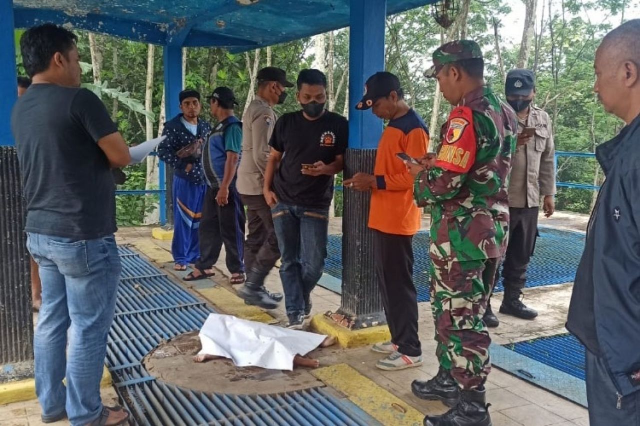 Petugas saat mengevakuasi jenazah korban. SP/Ist