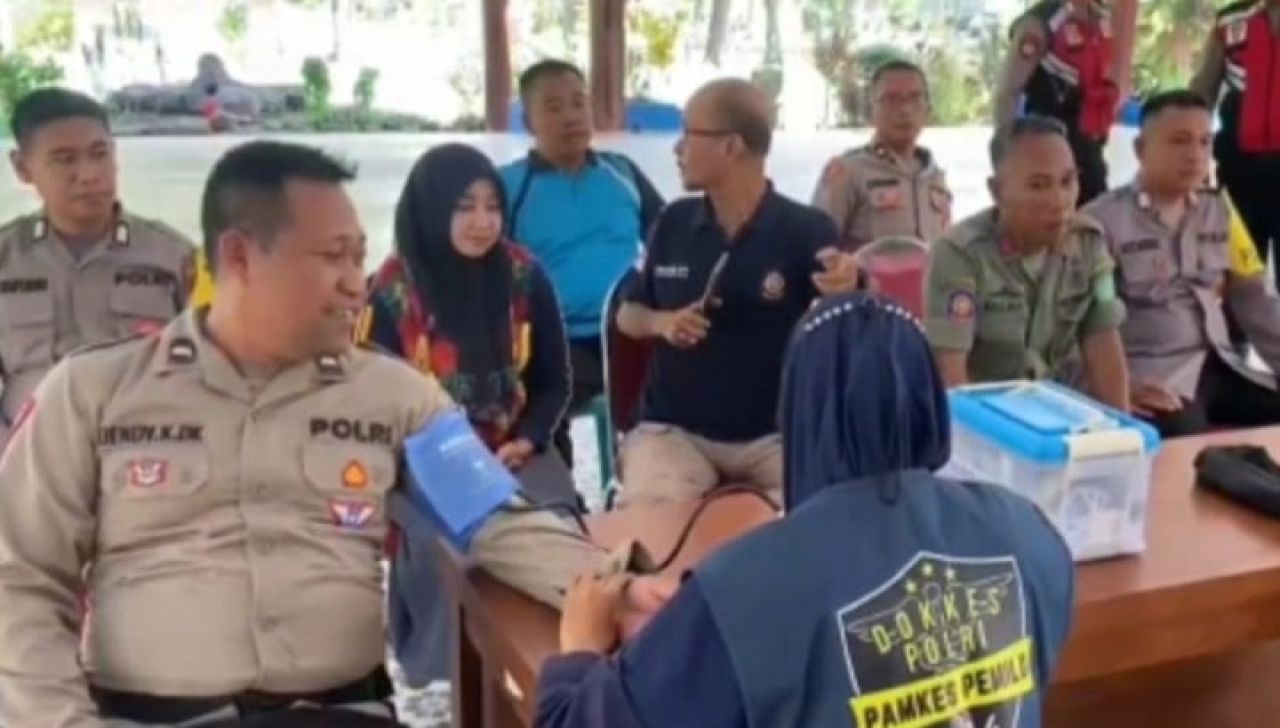 Polres Pasuruan dibantu RSB Batu selaku rayon Si Dokkes Polres Pasuruan menggelar Pemeriksaan Kesehatan