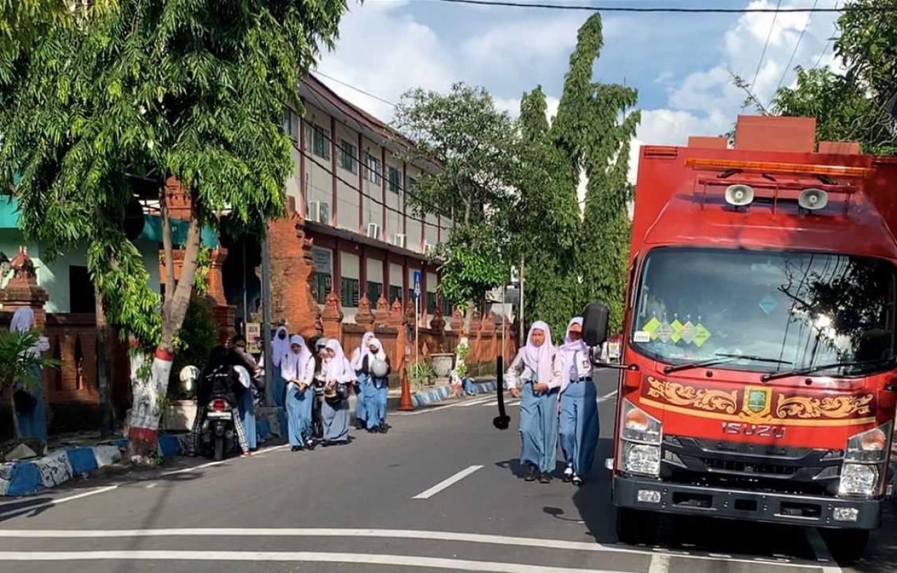 Mobil truk videotron Pemkot Mojokerto gencar melakukan sosialisasi keliling sekolah-sekolah se Kota Mojokerto