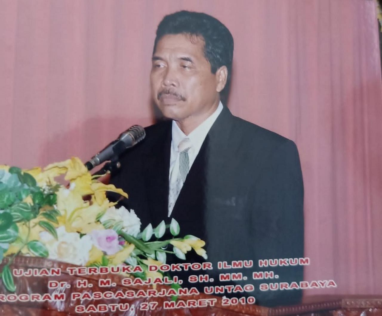 Ketua LSM, Jatim Corruption watch (JCW) Jawa Timur, DR.HM.Sajali, SH, MM,Ph.D, CPCLE. SP/Ainur Rahman