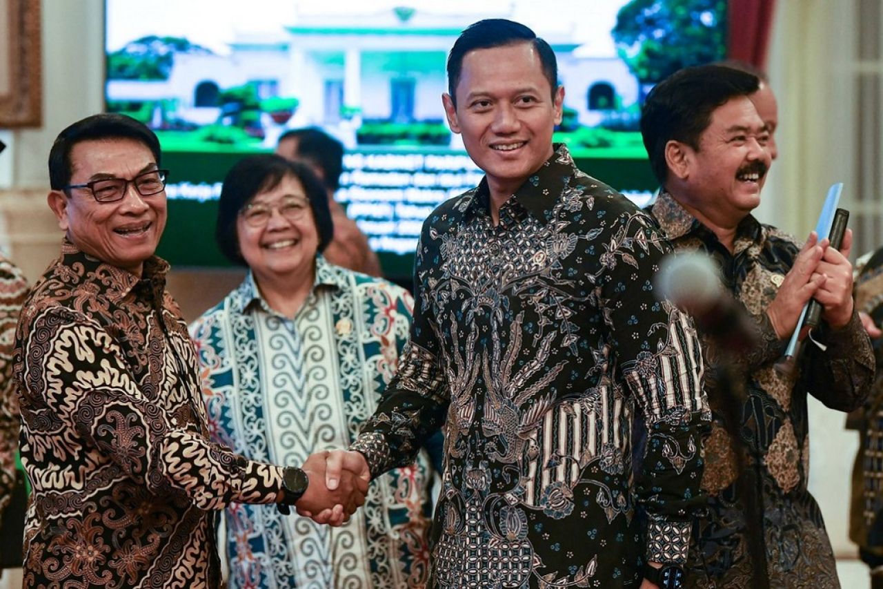 AHY berjabat tangan dengan KSP Moeldoko jelang Sidang Kabinet di Istana Negara, Jakarta, Senin (26/2/2024).