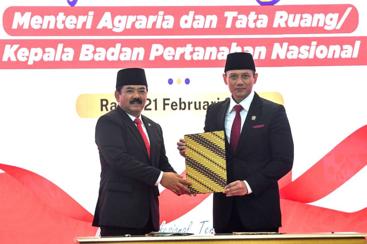 Menteri Agraria dan Tata Ruang/Kepala Badan Pertanahan Nasional (ATR/BPN) Agus Harimurti Yudhoyono (AHY) melakukan serah terima jabatan dari Marsekal TNI (Purn.) Hadi Tjahjanto di Kantor Kementerian ATR/BPN, Jakarta, Rabu (21/2/2024).