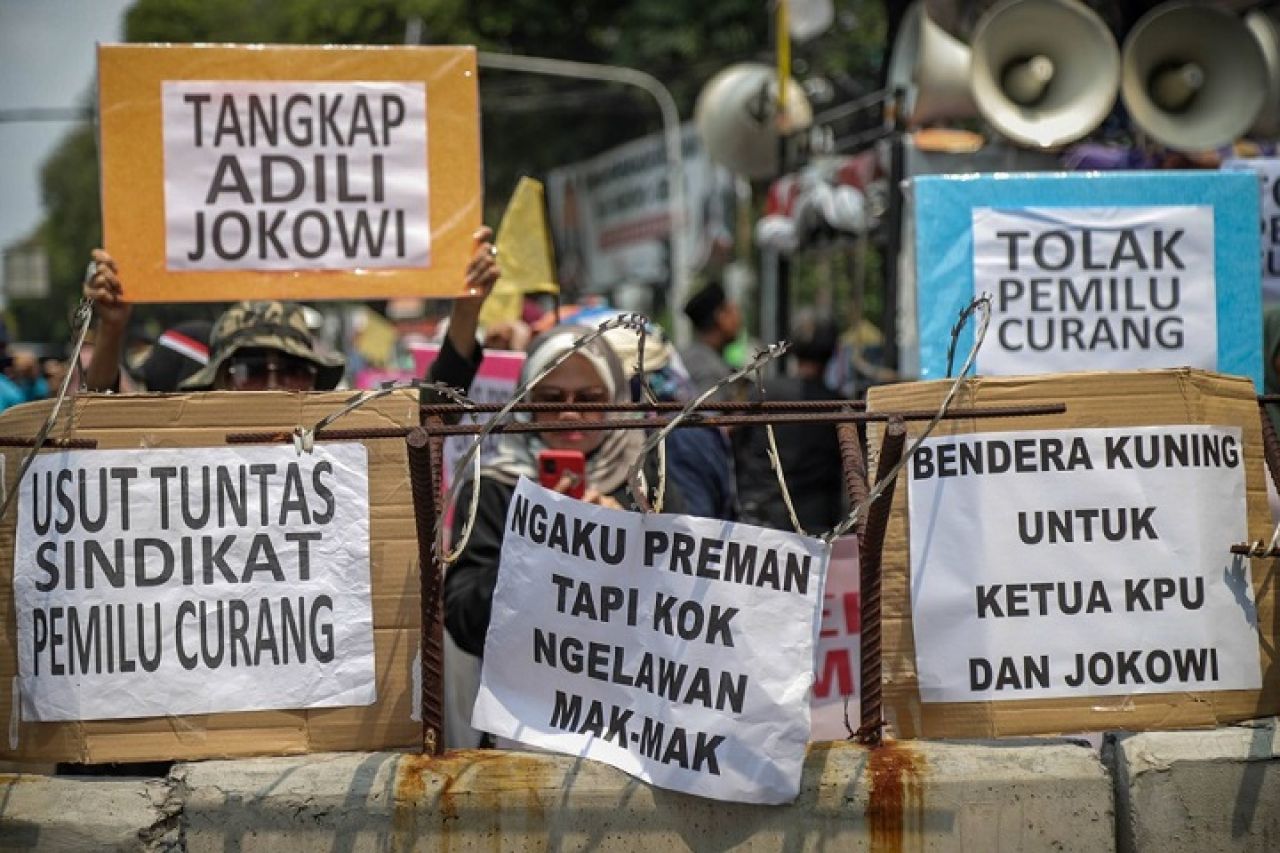 Massa yang tergabung dari Gerakan Keadilan Rakyat dan Gerakan Masyarakat Sipil Selamatkan Demokrasi Indonesia menggelar aksi unjuk rasa di depan Gedung Bawaslu RI dan Gedung Kantor Komisi Pemilihan Umum (KPU), Jakarta, Senin (19/2/2024).