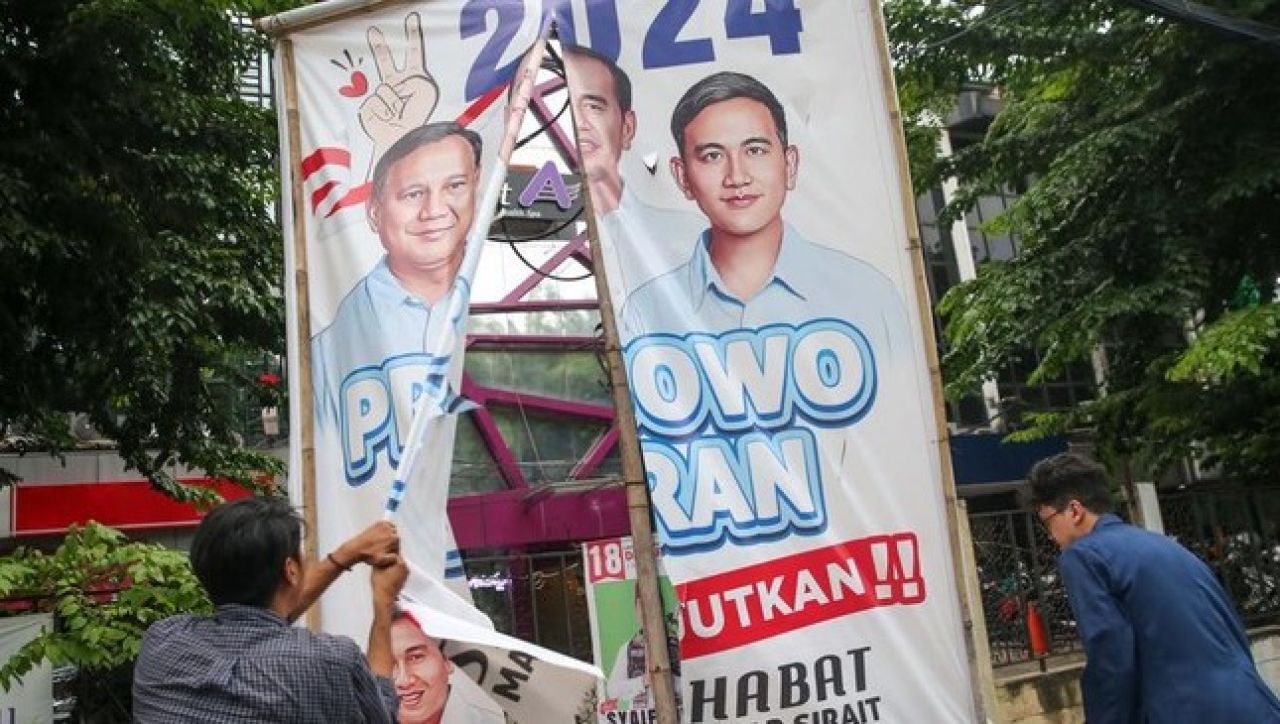 Sekelompok mahasiswa dari berbagai elemen universitas melakukan pencopotan alat peraga kampanye saat longmarck ke Istana Negara. (foto:  detikcom)
