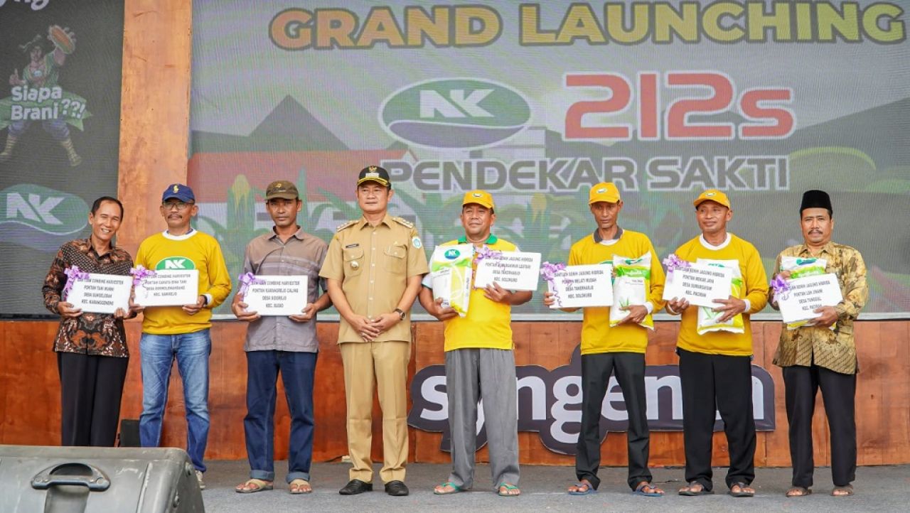 Bupati Lamongan saat berpose bersama petani  penerima bantuan benih jagung. SP/MUHAJIRIN