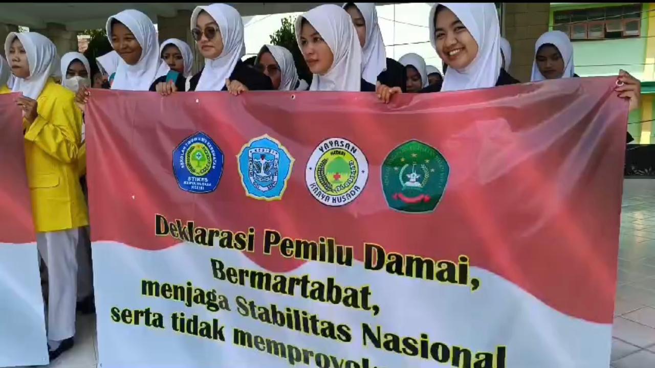 Seluruh keluarga besar STIKES Karya Husada Kediri, Akademi Gizi Karya Husada Kediri, dan STIKES Pamenang dan STIKES Bhakti Mulia di Kabupaten Kediri menyuarakan sikap pemilu damai