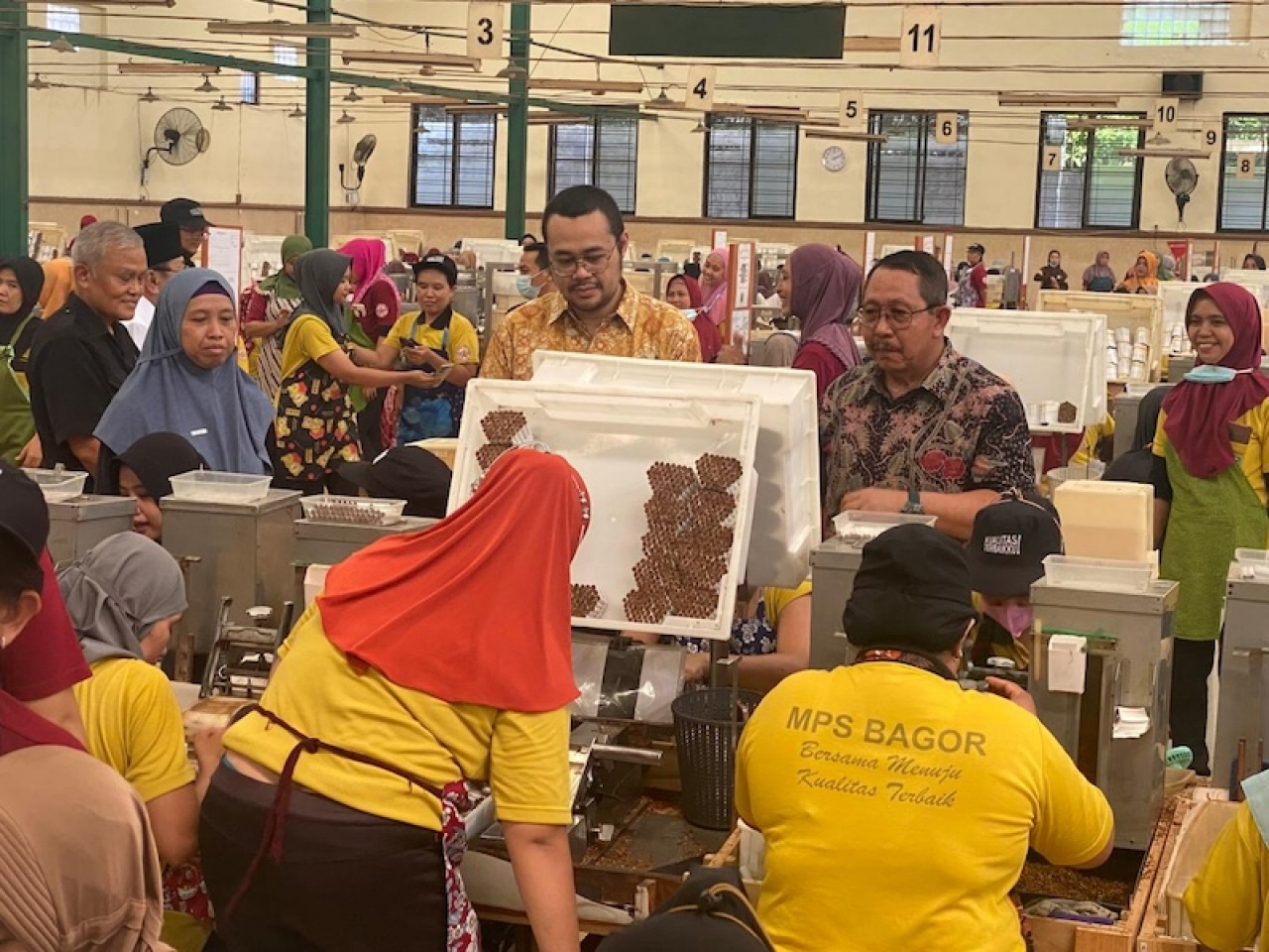 Ketua Projo Jatim Bayu Airlangga saat bertemu buruh pabrik rokok SKT di Madiun. (istimewa)