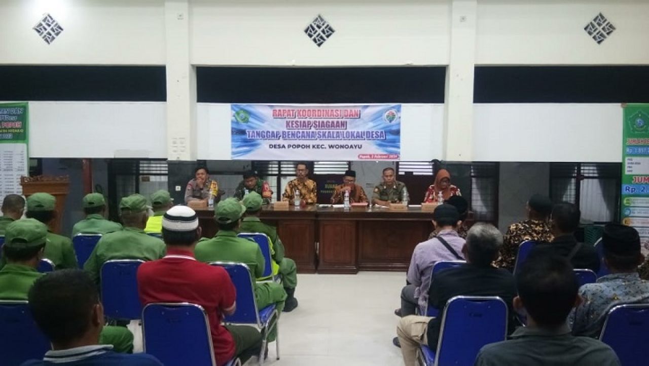 Pelaksanaan rapat koordinasi dan kesiapsiagaan, tanggap bencana, skala lokal desa, di balai kantor Desa Popoh Kecamatan Wonoayu. SP/JUM