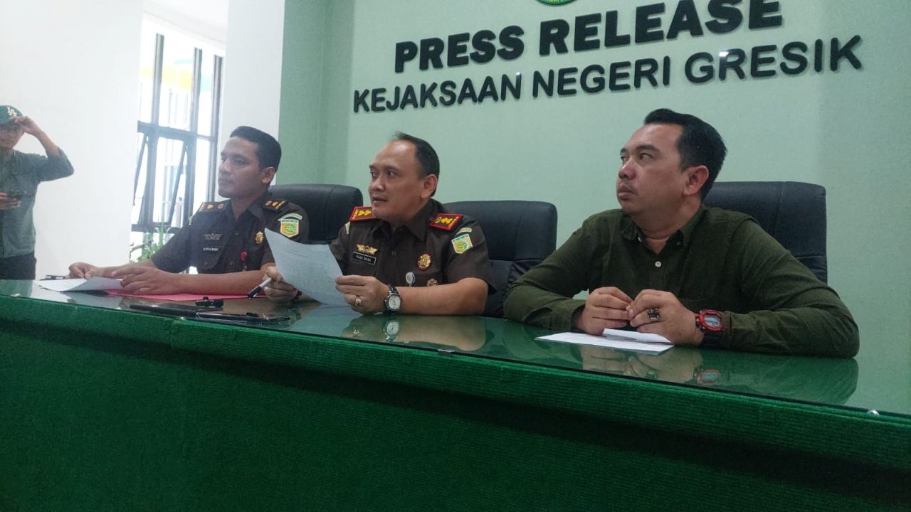 Kajari Gresik Nana Rianan didampingi Kasi Pidsus dan Kasi Intelijen saat menggelar konferensi pers. SP/GRS