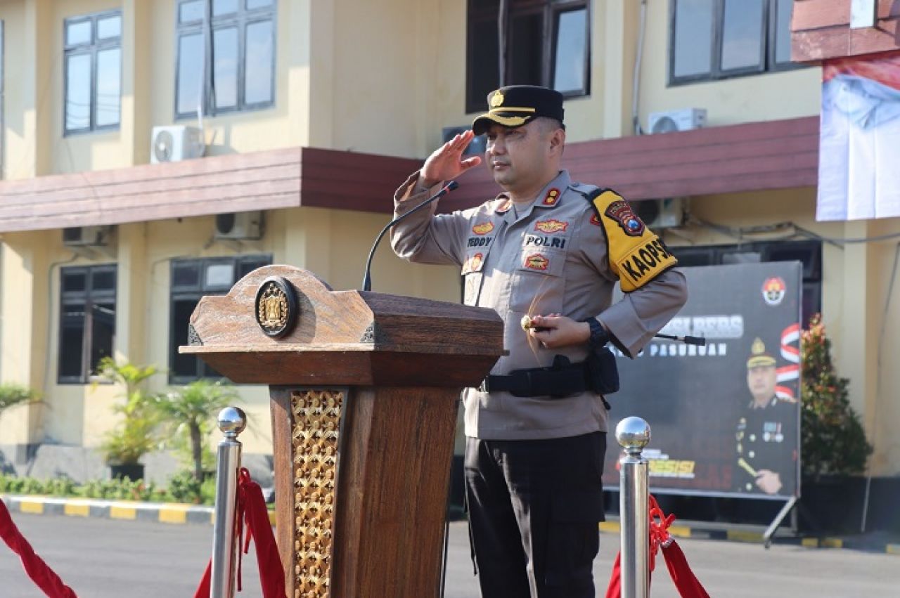 Kapolres AKBP Teddy saat memimpin Apel Konsolidasi Pengamanan TPS Operasi Mantap Brata Semeru 2023-2024.