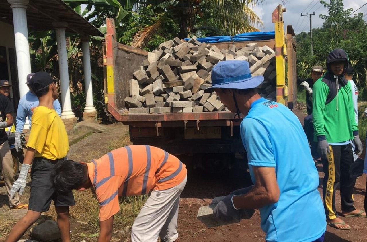 Bantuan paving block di jalan menggunakan truk di Dusun Panjen, Desa Jambewangi, Kecamatan Sempu, Kabupaten Banyuwangi kembali di ambil. SP/ BYW