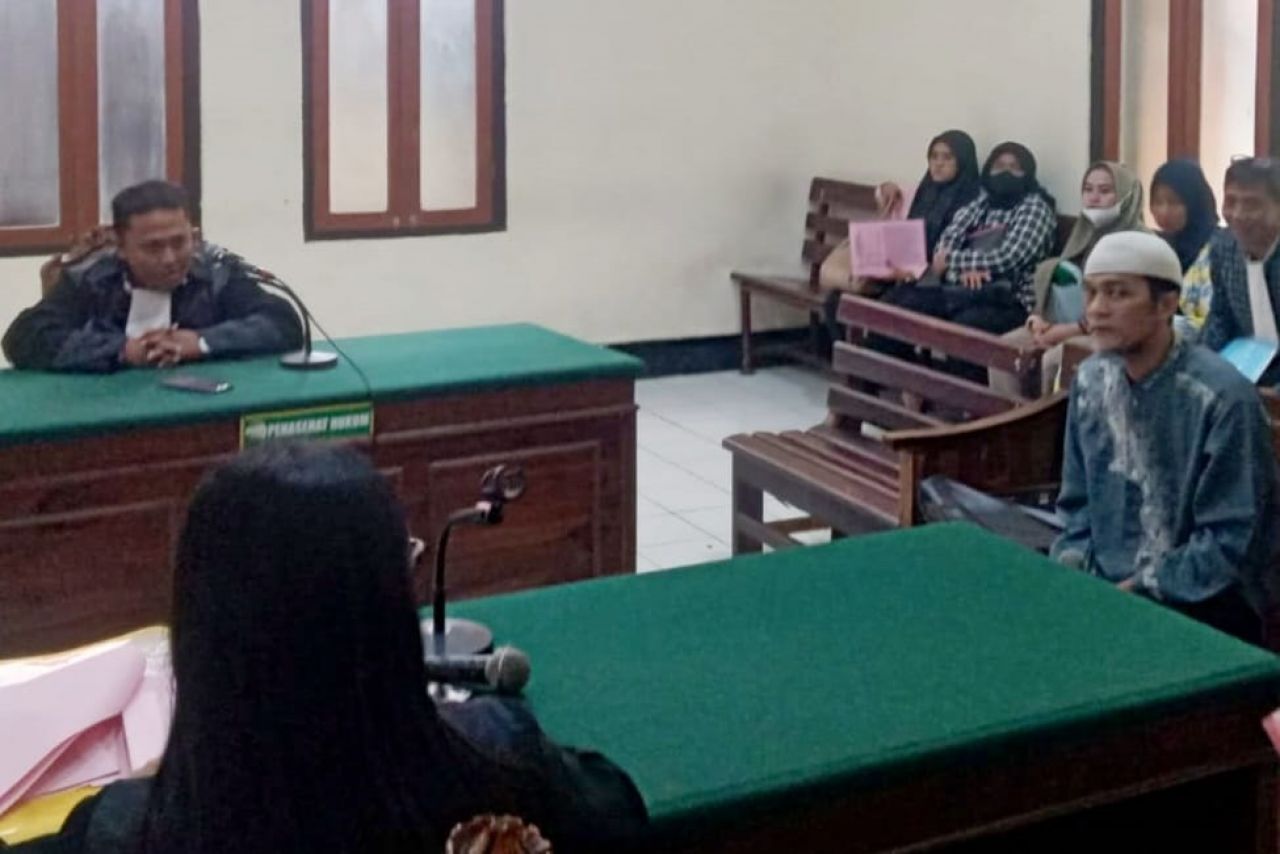 Terdakwa Fathur Rohman saat duduk di kursi pesakitan menjalani sidang agenda Tuntutan JPU, di ruang Garuda 1 PN Surabaya, Rabu (28/02/2024). SP/Budi Mulyono