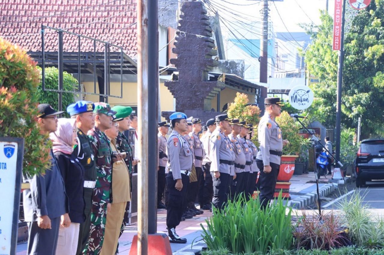 Kapolres Blitar Kota Pimpin Gelar pasukan. SP/Lestariono