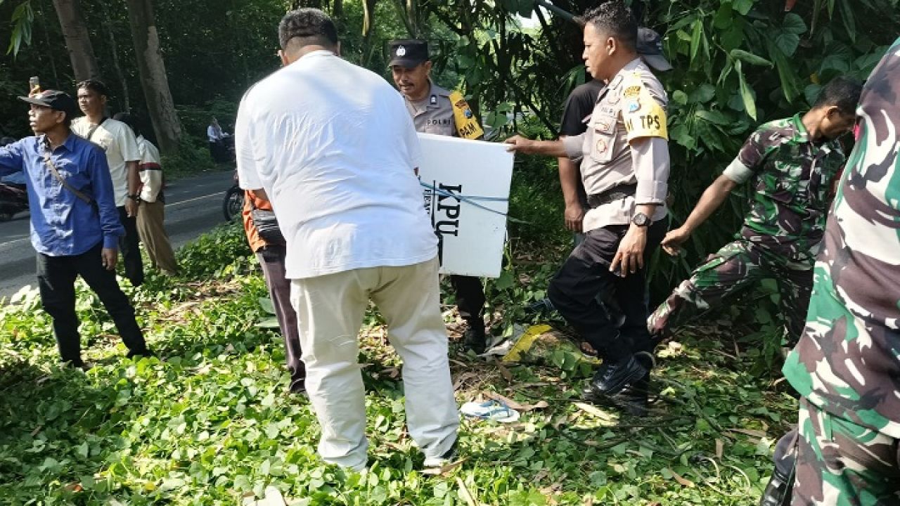 Evakuasi logistik pemilu dari dalam jurang. SP/Lestariono