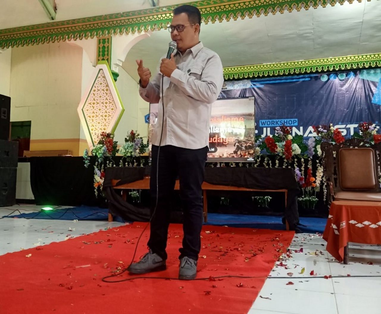 Muhajirin Jurnalis Surabaya Pagi saat menjadi narasumber dalam Workshop Jurnalistik Evolution Of Jurnalisme Print To Digital Age. SP/MUHAJIRIN