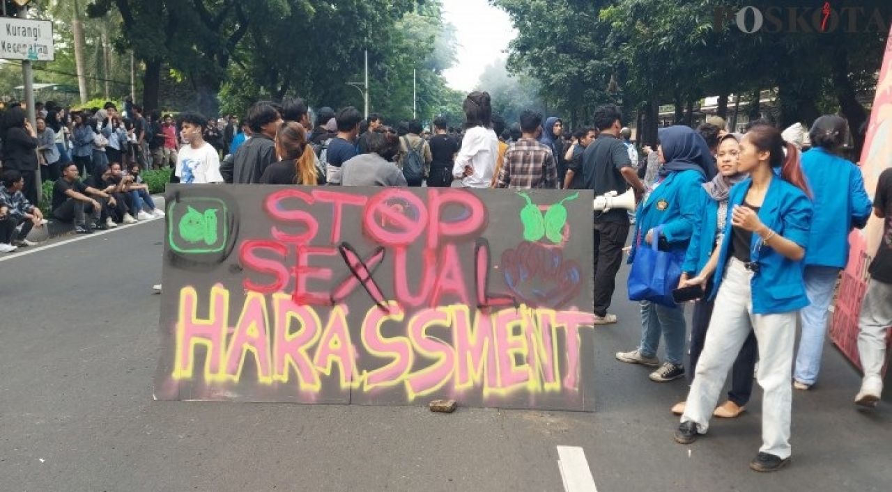 Ribuan mahasiswa Universitas Pancasila melakukan aksi demo di Gedung Rektoran Universitas Pancasila menuntut Rektor Edie Toet Hendratno untuk mundur.