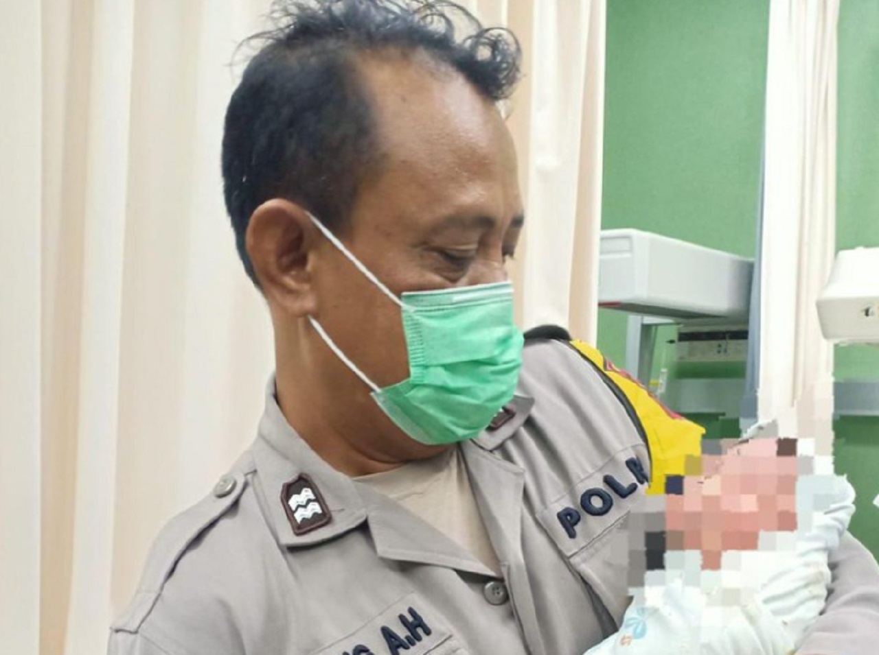 Bayi laki-laki yang dibuang di TPS Alas Malang, Surabaya dievakuasi polisi ke RSUD Bhakti Dharma Husada (BDH). SP/ Istimewa