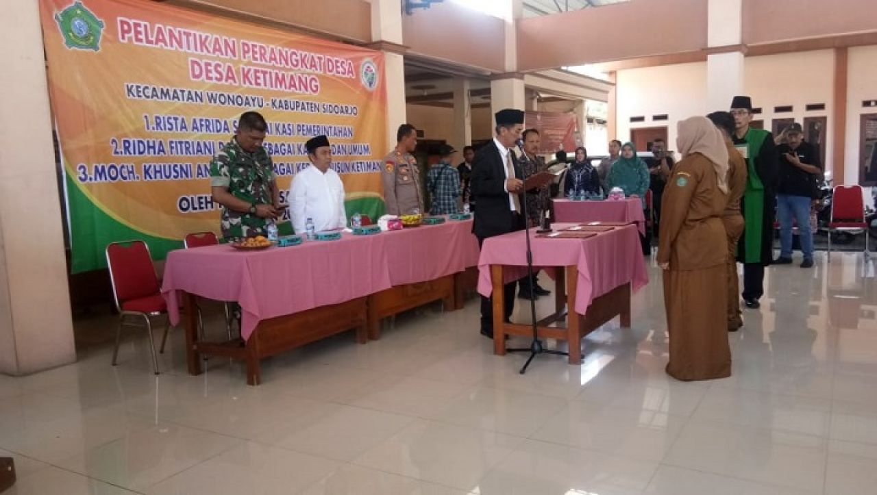 Kepala Desa Ketimang H Abdul Wahab, melantik dan mengambil sumpah jabatan tiga perangkat desa baru. SP/JUM