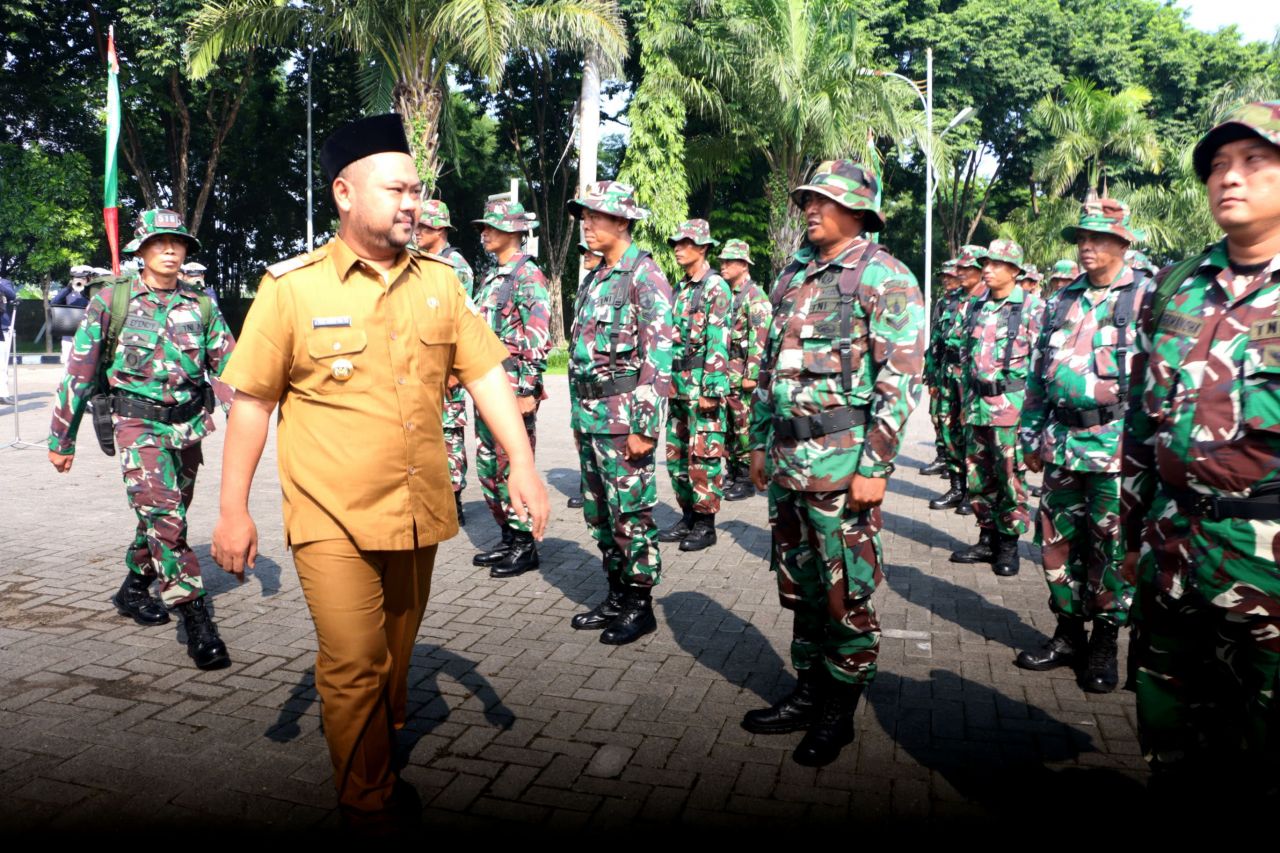 Bupati Fandi Akhmad Yani saat menginspeksi pasukan peserta TMMD ke-119 di Halaman Kantor Bupati Gresik, Selasa (20/2). SP/Grs.