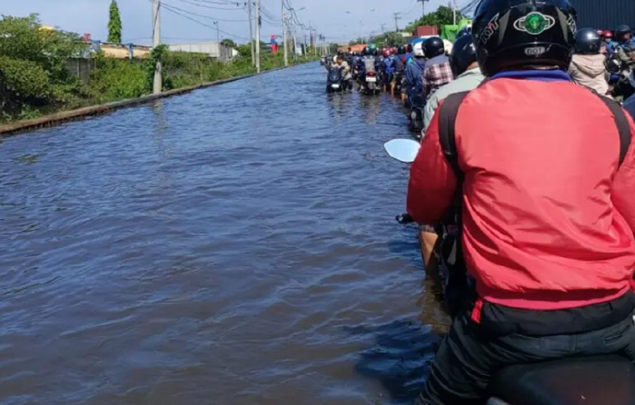 Sejumlah motor antre dan mogok imbas genangan air di Branjangan, Surabaya. Selain itu, ada truk mogok di atas Jembatan Branjangan, Selasa (06/02/2024) pagi. Foto: Hanif/ suarasurabaya.net