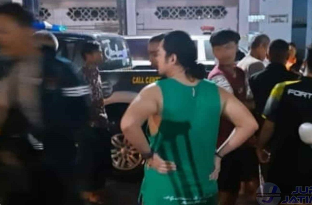 Warga dan polisi saat berada di lokasi kejadian. SP/ Dok.Polsek Mojowarno