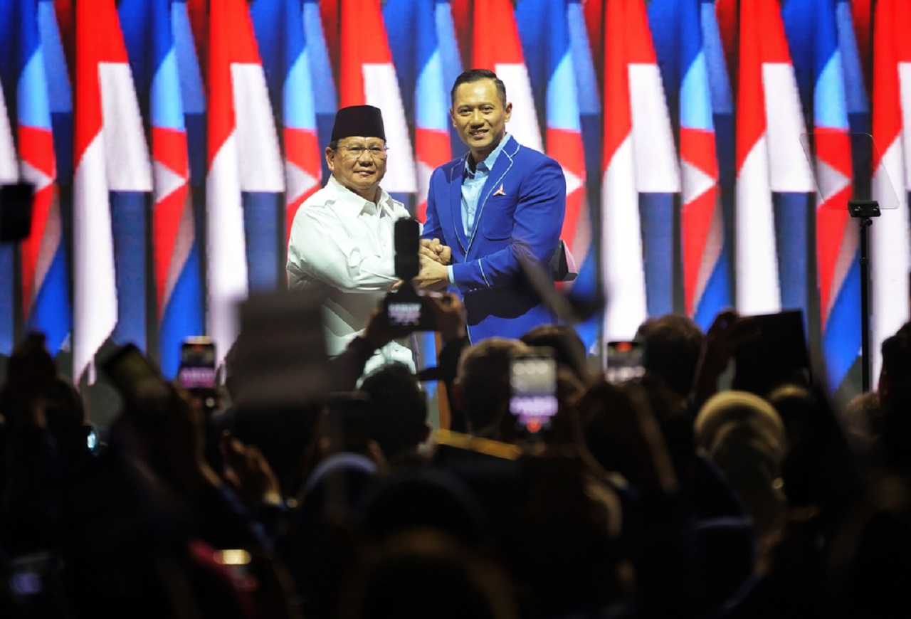 Bakal calon presiden Koalisi Indonesia Maju Prabowo Subianto (kiri) berpegangan tangan dengan Ketua Umum Partai Demokrat Agus Harimurti Yudhoyono saat Deklarasi Dukungan Kepada Prabowo Subianto oleh Partai Demokrat dalam Rapat Pimpinan Nasional Partai Dem