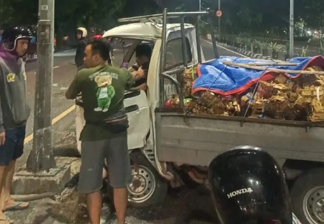 Kondisi mobil yang Menabrak Tiang PJU di Jalan Ahmad Yani Surabaya, Senin (19/02/2024). SP/ Command Center Surabaya