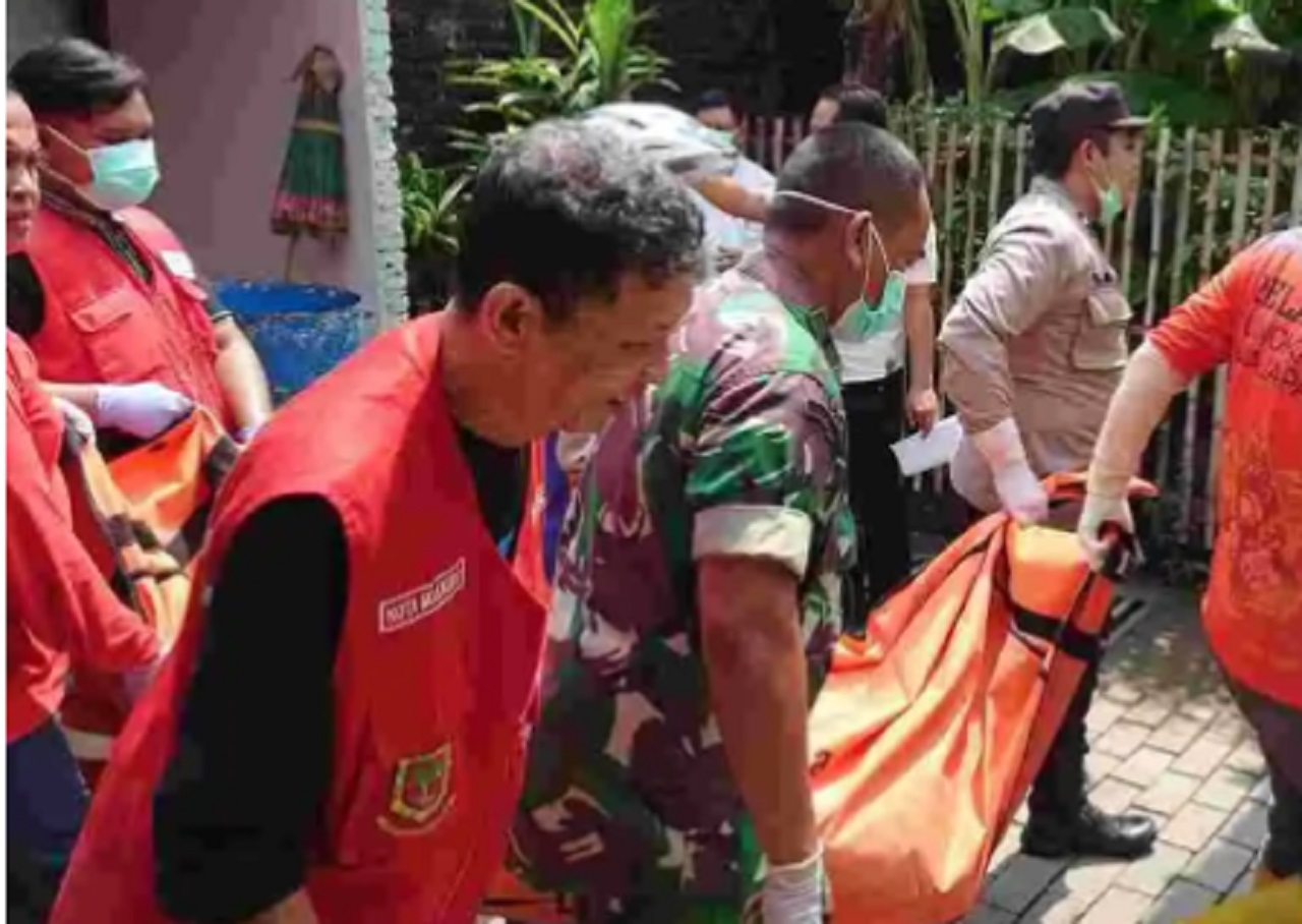 Petugas dibantu sejumlah relawan mengevakuasi jasad korban ke kamar jenazah RSU Dr Wahidin Sudiro Hosodo Kota Mojokerto. SP/ MJK