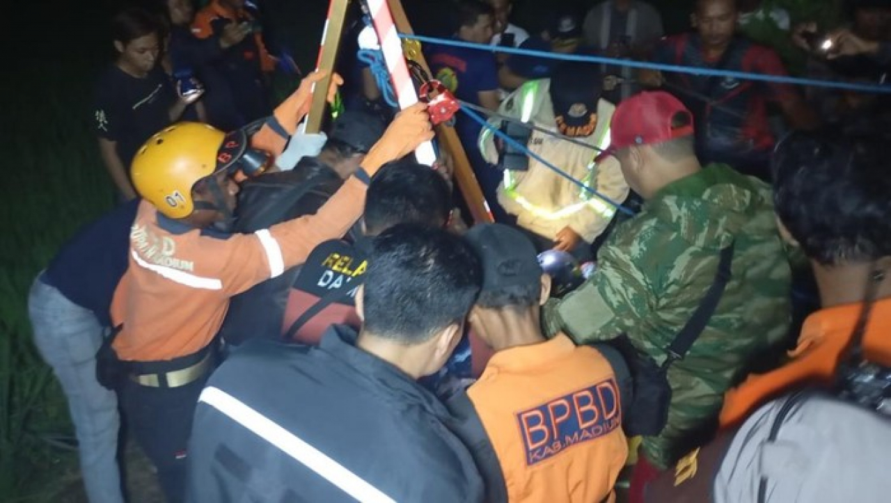 Evakuasi 3 warga Madiun yang tewas tercebur sumur. Foto: Dok. BPBD Madiun