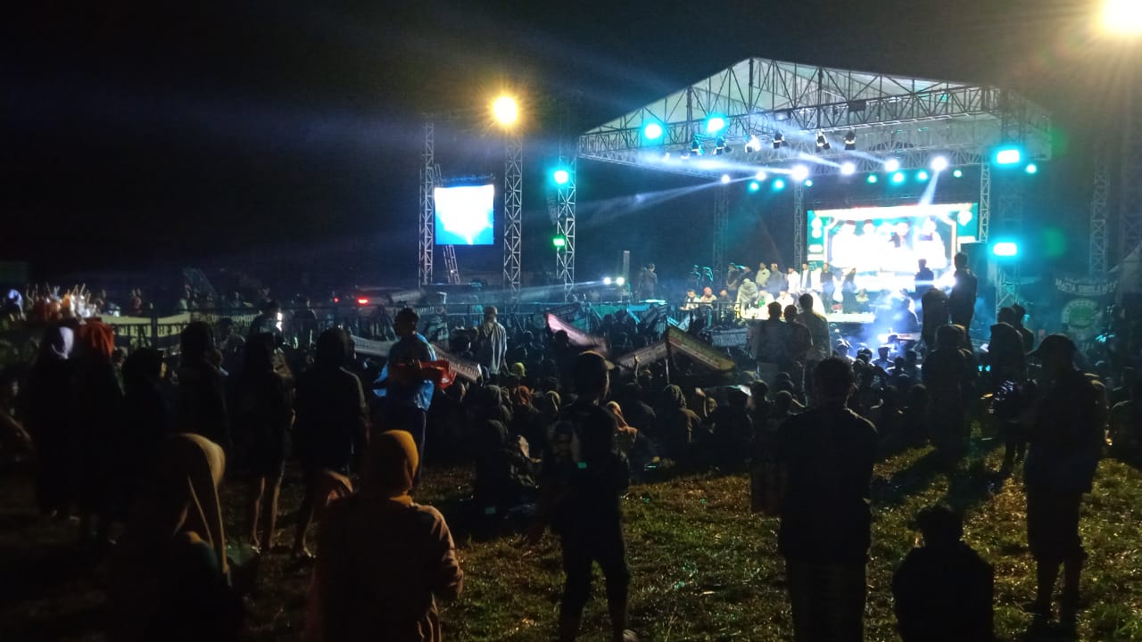Sholawat Kebangsaan bersama Abah Ali Mafia Sholawat, KH Muhammad Nur Shodiqin atau lebih dikenal Gus Ali Gondrong , di lapangan Desa Sebani, Kecamatan Tarik, Sidoarjo, Jatim, Rabu (31/1) malam.