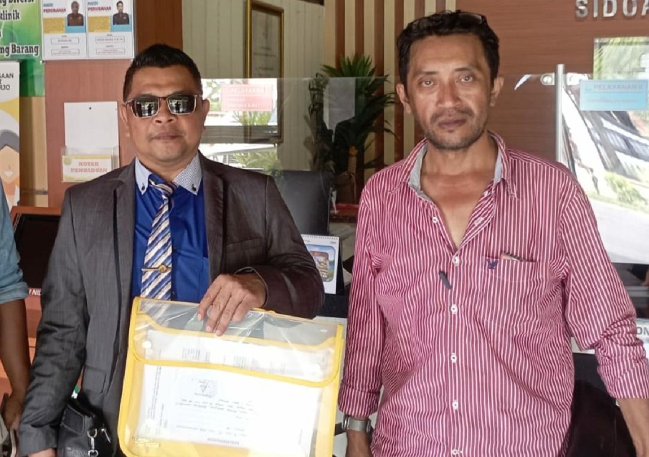 Subagyo, SH dan Fahmi Rosydi, saat menyampaikan laporan dan menyerahkan tiga bendel berkas pembayaran honorarium anggota DPRD ke Kejari Sidoarjo. SP/JUM