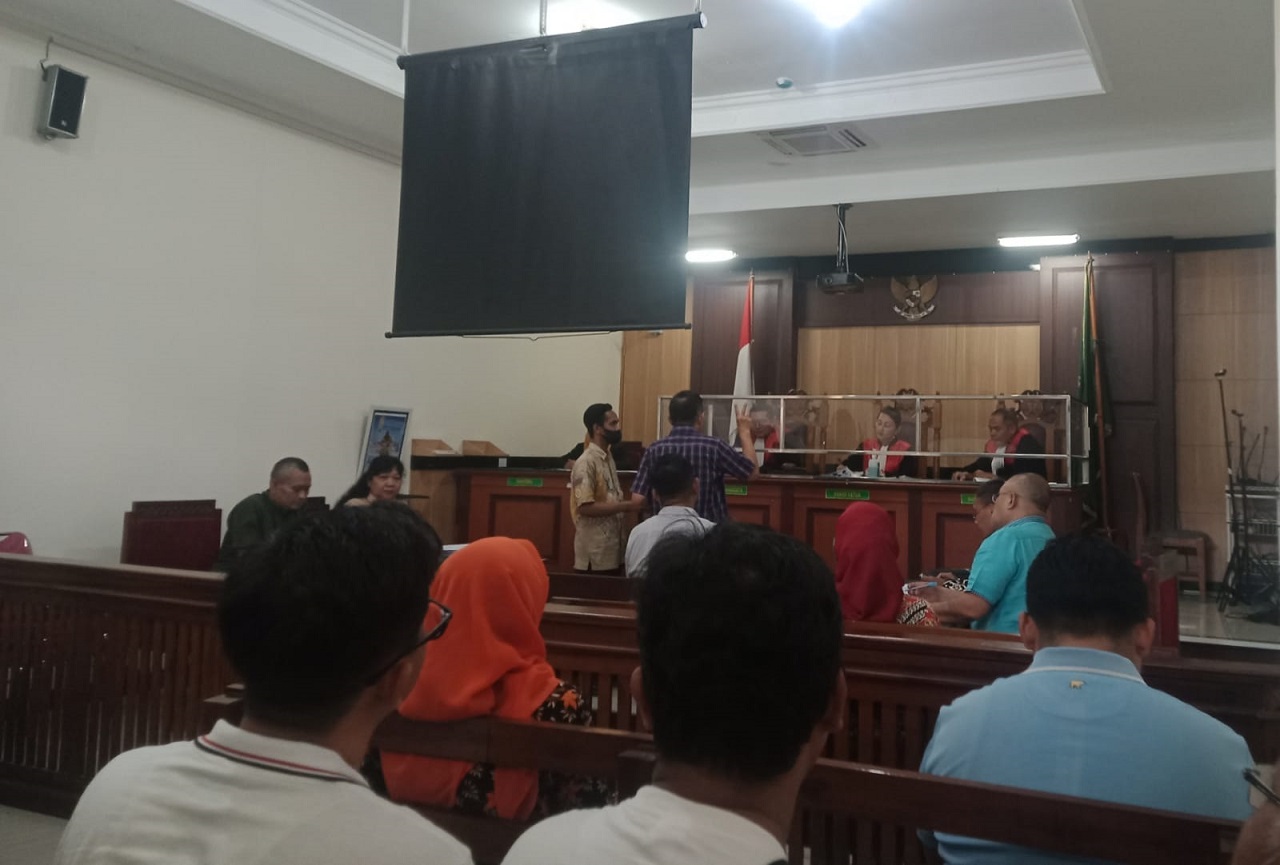 Suasana persidangan PN Gresik dengan agenda mendengarkan keterangan dua saksi dari pihak penggugat Tjong Cien Sing, Kamis (1/2/2024). SP/GRS