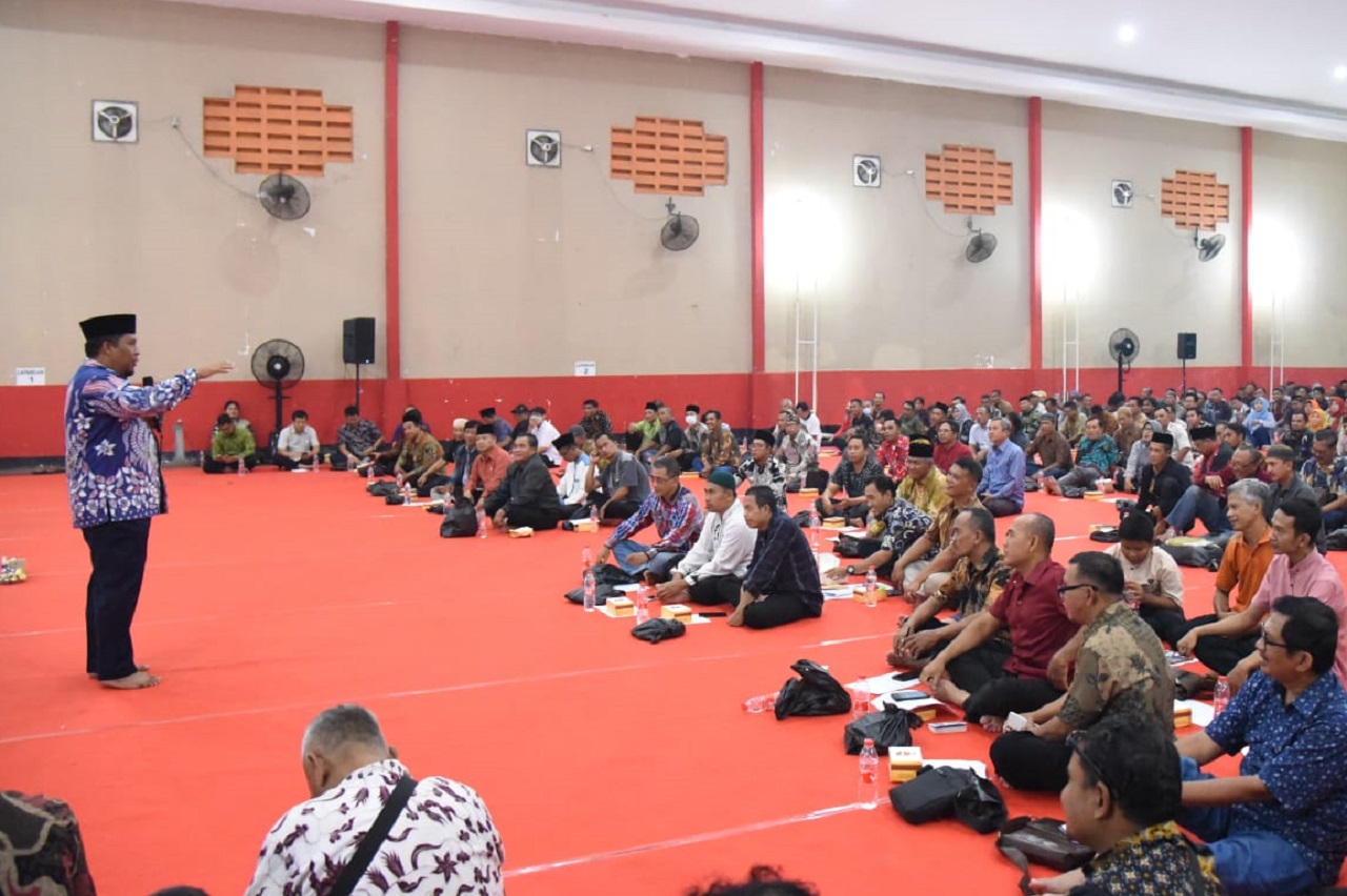 Asisten Administrasi Pemerintahan dan Kesra, M. Ainur Rahman, AP., MSi saat menghadiri sosialisasi seluruh ketua RT di Kecamatan Waru, Taman dan Kecamatan Sukodono di gedung serbaguna Bungurasih Kecamatan Waru, Kamis (01/02/2024). SP/ HIKMAH