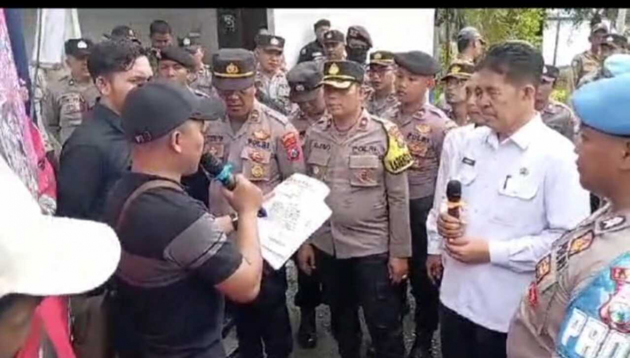 Moh Agus Efendi saat orasi didepan aparat. SP/ GAN